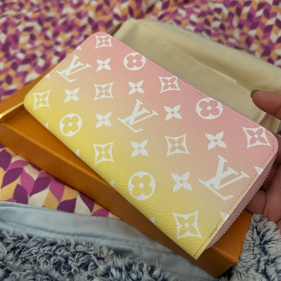 Authentic LOUIS VUITTON Zippy wallet LV by the Pool canvas Pink Yellow - Picture 2 of 16